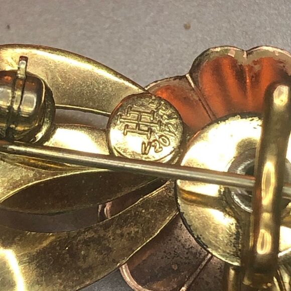 Vintage IH Gold‎ Tone Floral Flower Brooch /pin 1/20 10K gold filled Blue Gems - Picture 3 of 4